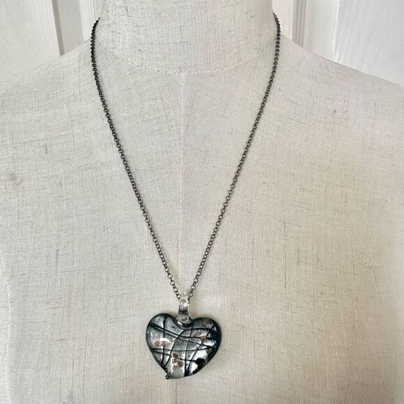 Grey  and black glass heart pendant necklace - Picture 2 of 9